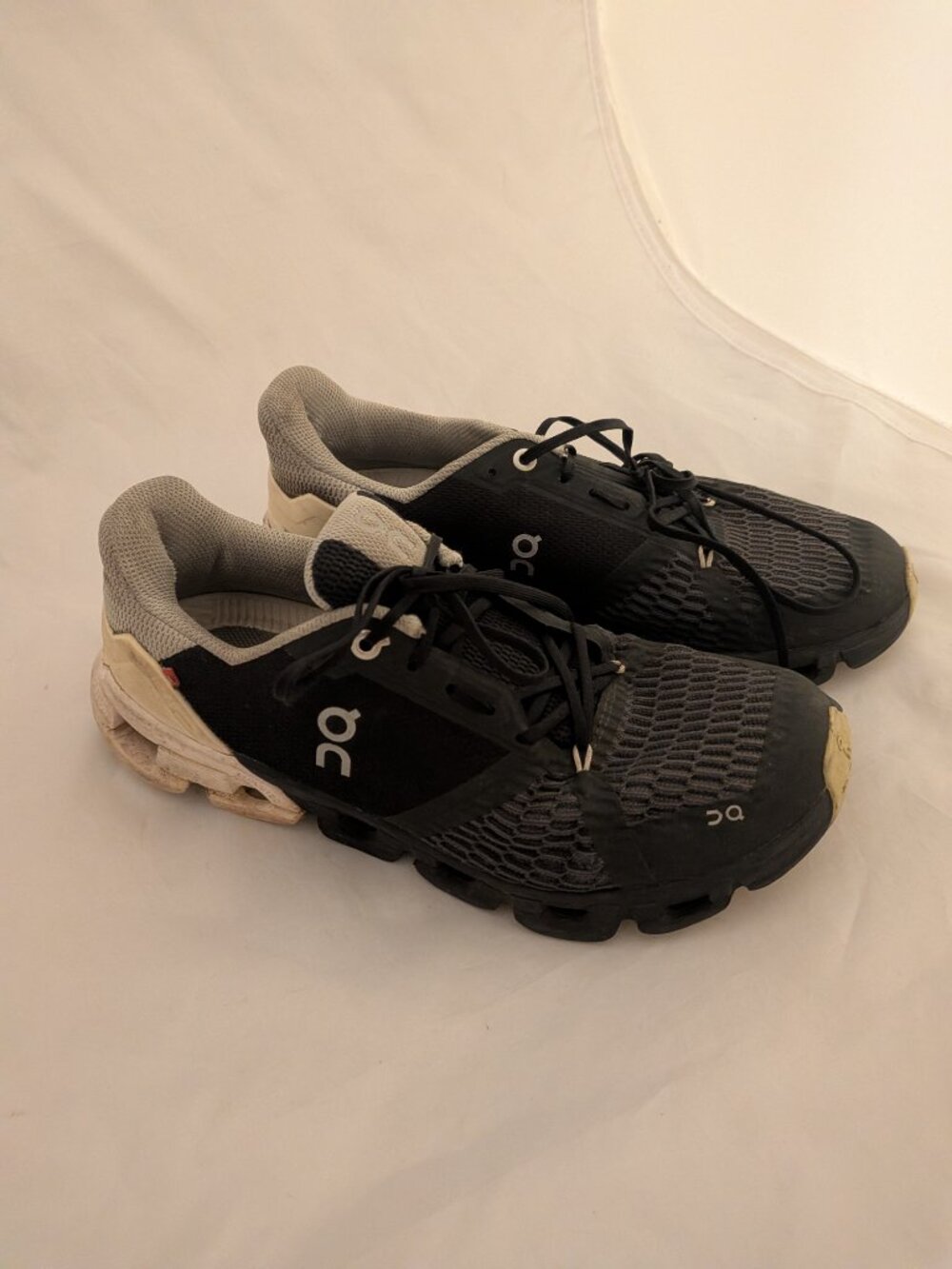 On Cloud Women’s Athletic running shoes Size 8